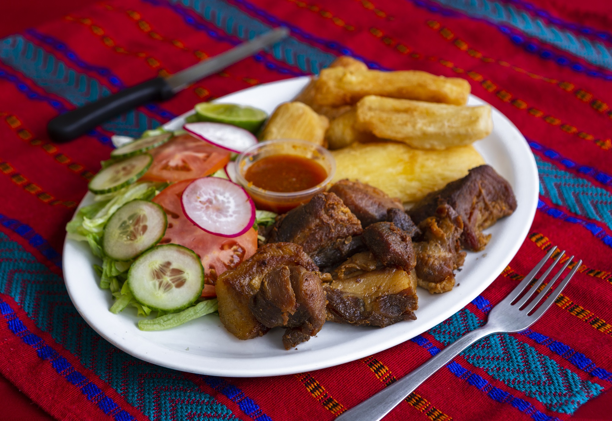 Yuca frita con chicharrón